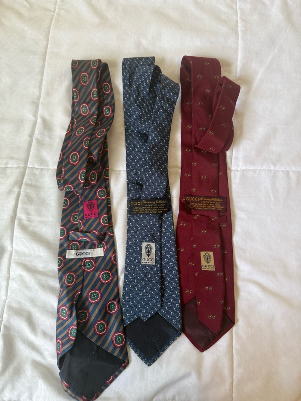 Gucci Burgundy Silk Tie with Subtle Gold Motif - Picture 2 of 3